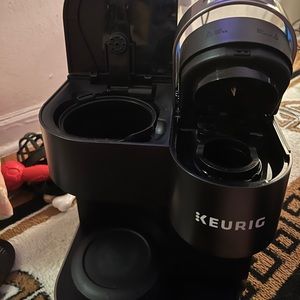 Keurig K-Duo Single Serve & Carafe Coffee Make w/ 2 removable coffee pod holders